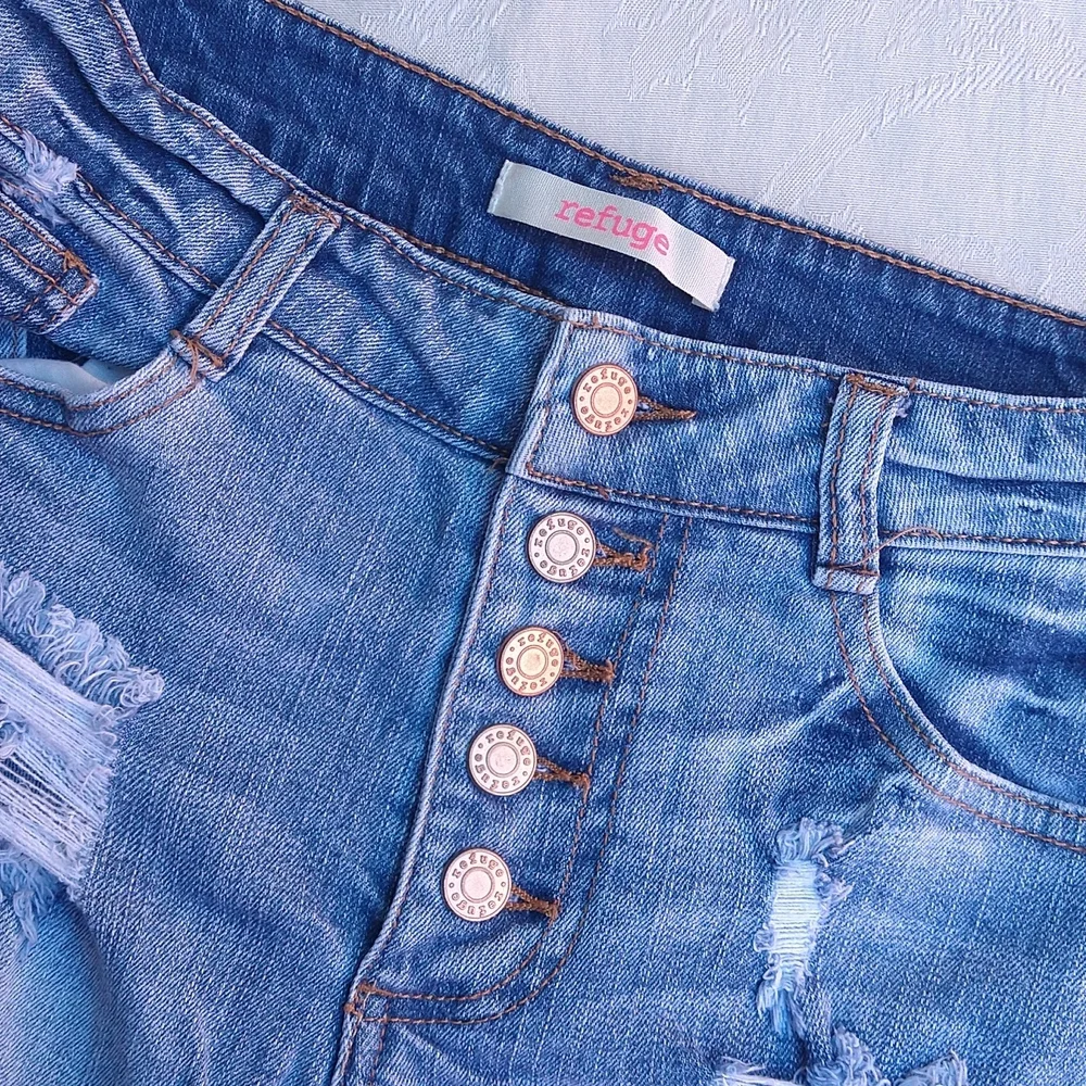 Size 4: REFUGE SHORTS - Picture 3 of 4